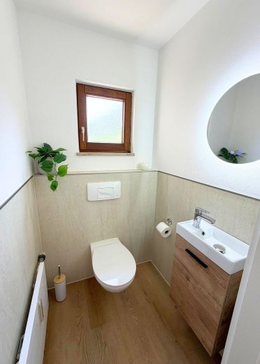 Lichtdurchflutete 3-Zimmer-Wohnung mit Garage und schöner Aussicht ins Grüne – WC