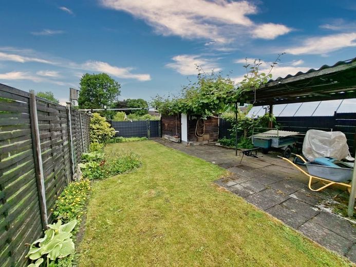 CITYHOUSE: Einfamilienhaus mit viel Platz, Dachterrasse,  Traumgarten, Stellplatz für Wohnmobil, PKW – Gartenfläche