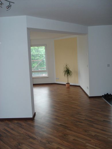 Helle 3-Zimmer-Wohnung im 1. OG mit Balkon – 84 m², Fußbodenheizung, Stellplatz – Wohnzimmer