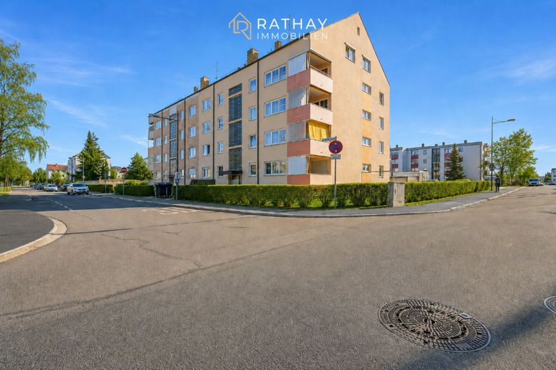 5,45 % Rendite - großzügige 4-Zimmer Wohnung mit Außenstellplatz in Straubing! – Außenansicht