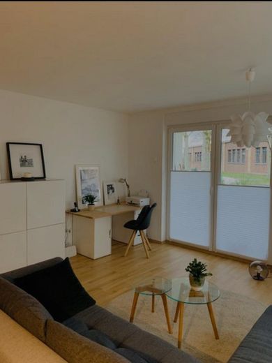 Anlageobjekt, vermietete gut gelegene Erdgeschosswohnung – Wohnzimmer mit Terrassentür