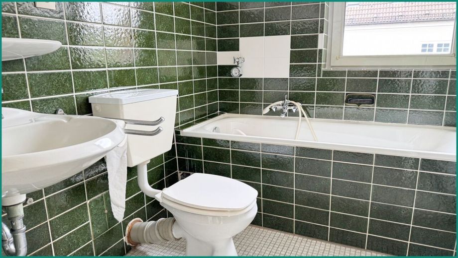 2-ZIMMER-EIGENTUMSWOHNUNG IN GUTER LAGE AM STADTZENTRUM VON RADEVORMWALD, PROVISIONSFREI ! – Badezimmer mit dem Charme der 1970er Jahre