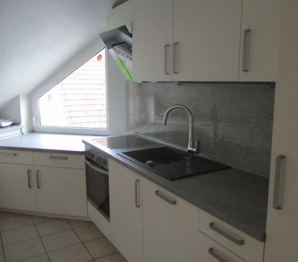 3-Zi.Wohnung im DG mit Balkon, Atelierzimmer, kl. Garten, Gartenhaus u. Garage im 4.Fam. Haus – Voll ausgestattete Küche