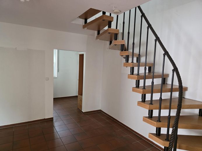 Rara opportunità nel Kreuzviertel: appartamento su due livelli, ca. 145 m², 4 locali, balcone – senza provvigione – 2. OG_Diele (3)