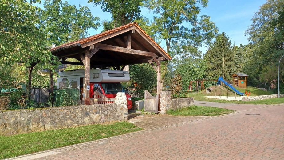 Carport, Spielplatz nebenan