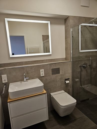 4 Zimmer Wohnung mit direktem Spreeblick und Weitblick über die Stadt – Bad mit beheizbarem Spiegel un