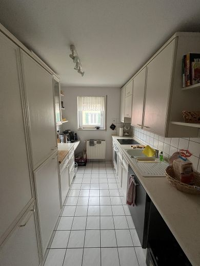 Zentral, gepflegte 3,5 Zimmerwohnung mit Balkon + Tiefgarage – Küche