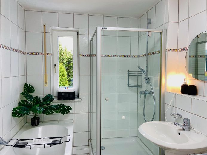 Großes Bad mit Wanne und Dusch