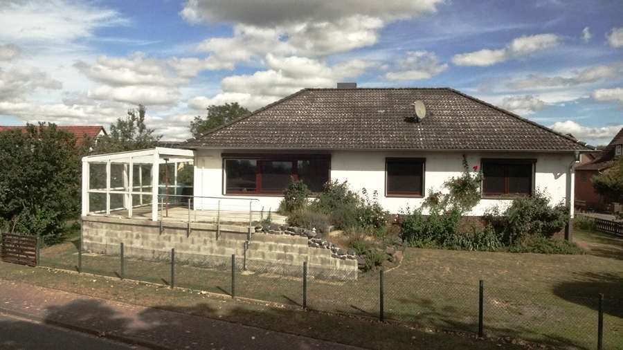 Bröckel - großes Familienhaus mit hohem Freizeitwert, Vollkeller und Garage – Südwestseite