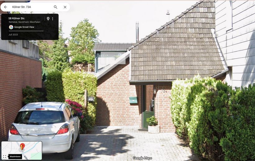 Haus 2 Eingang und Stellplätze