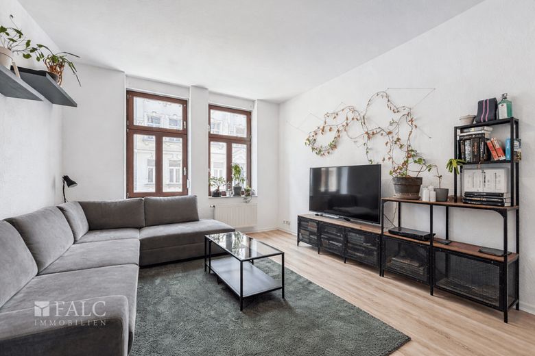 Altbauperle in Stadtfeld-Ost: Charmante 3-Zimmer-Wohnung mit Balkon &amp; Wertsteigerungspotenzial – Wohnzimmer