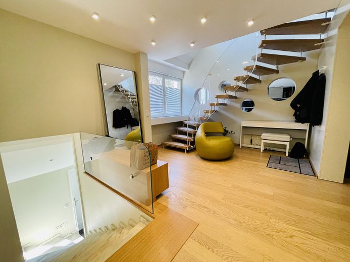 Designer Maisonette-Wohnung nähe Zoopark mit Blick ins Grüne, Fussbodenheizung, Kamin, Terrasse – Treppe