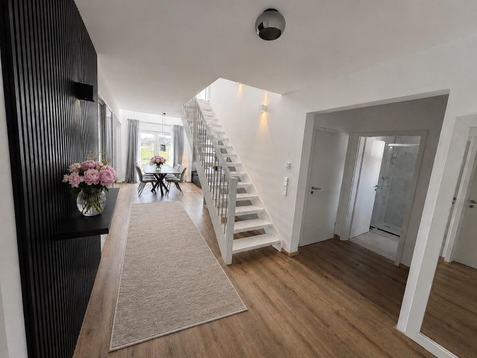 Freiraum, Panoramablick & top angebunden bei Hof: Neuwertiges Einfamilienhaus (2021, KFW-40, A+) – Offenes Wohnen mit Ausblick