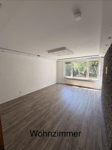 Vollständig renovierte Wohnung mit drei Zimmern sowie Balkon und Einbauküche in Salzgitter – Wohnzimmer