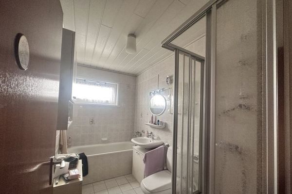 Söhlde-Groß Himstedt: Eimfamilienhaus mit großem Grundstück, Keller und zwei Garagen