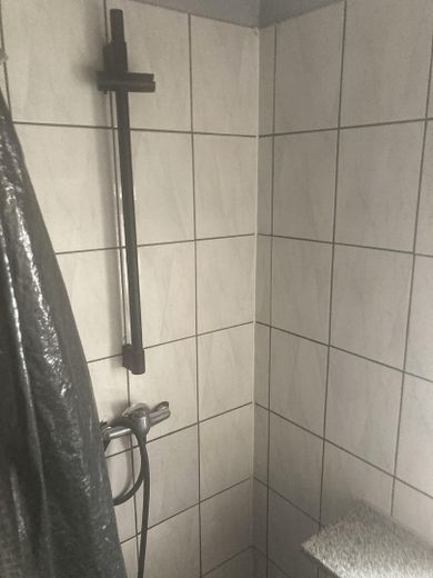 Großes 1 ZKB Apartment – Dusche im Bad