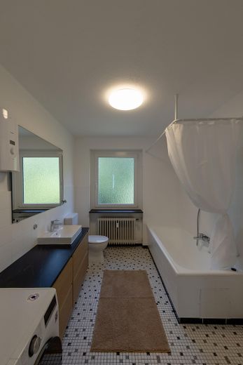 Möbliertes Zimmer auf Zeit in Berufstätigen-WG – Badezimmer