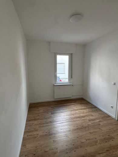 Frisch saniertes Haus mit hervorragender Verkehrsanbindung – Schlafzimmer im EG