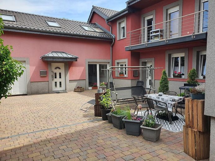 Blick Innenhof mit Anbau