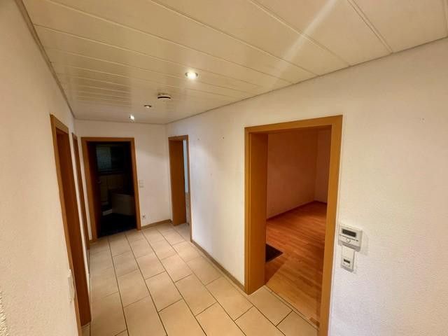 Verzorgd 4-kamer appartement met balkon en twee parkeerplaatsen – Flur 2