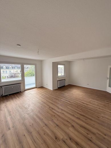 Erstbezug nach Sanierung | Helle 3-Zimmer-Wohnung mit Balkon und zusätzlichem Mansardenraum – Wohnzimmer