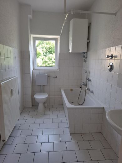 3-Raum-Wohnung, große Küche, 1.OG rechts, Bad mit Fenster, Wanne und Dusche / ALG + BG möglich – Bad mit Wanne und Fenster