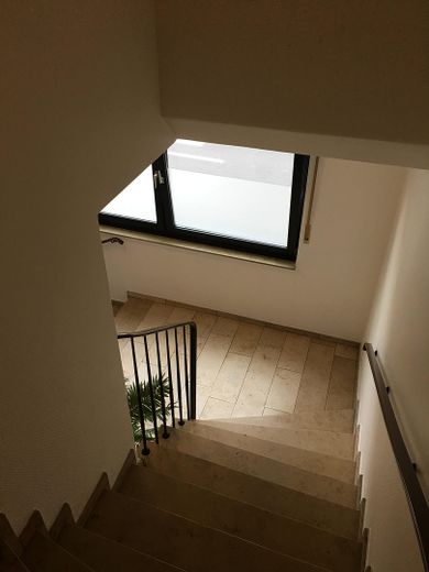 Wohnen im Zentrum – 3-Zimmer-Wohnung mit Balkon und Einbauküche in Langenfeld – Treppenhaus