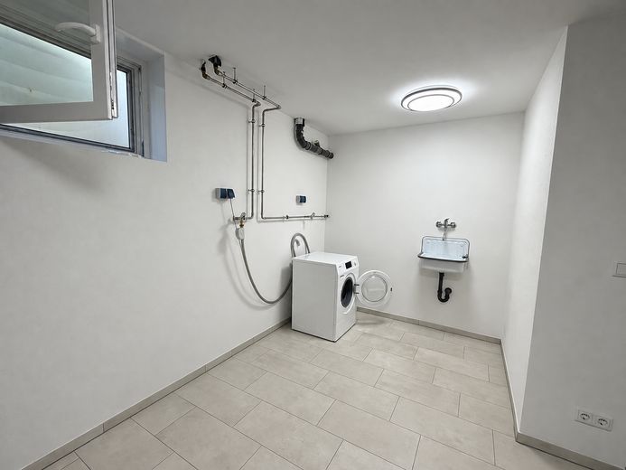 Hochwertige Neubauwohnung mit großzügiger Galerie in ZFH (möbliert) – Waschkeller