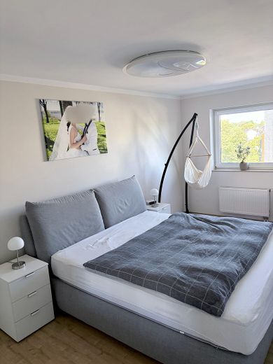 Vivienda moderna con balcón y plaza de aparcamiento en garaje subterráneo cerca del Rin – Schlafzimmer