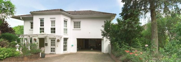Amplia vivienda para 2 familias (también utilizable parcialmente con fines comerciales) con dos terrazas en una parcela de 1.059 m²