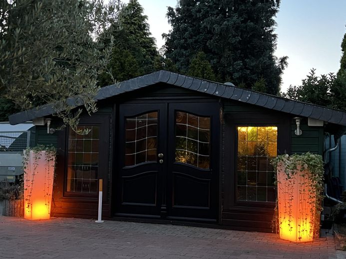Casa rural con factor WOW: grandes naves, jardín de ensueño y cocina exterior de lujo – Foto 16
