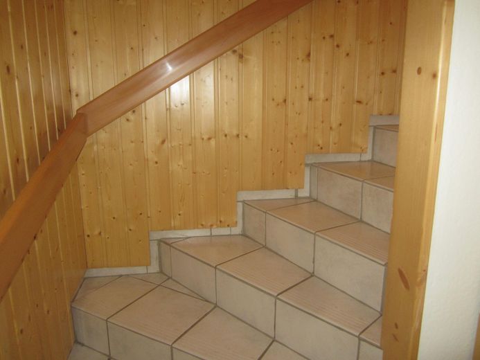 Two-family house – Kellertreppe innen