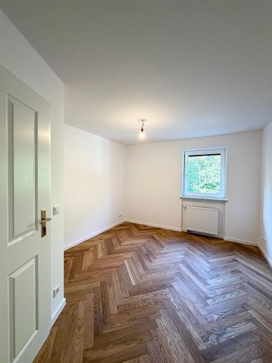 ERSTBEZUG | KERNSANIERTE 2 ZIMMER WOHNUNG MIT SÜDBALKON | RUHIG | SCHWABING-WEST | OLYMPIAPARK – Schlafzimmer