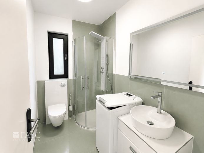 Modernisiertes Wohnhaus mit Einliegerwohnung, Smart Home, PV-Anlage und Feldrandlage – Badezimmer Einliegerwohnung