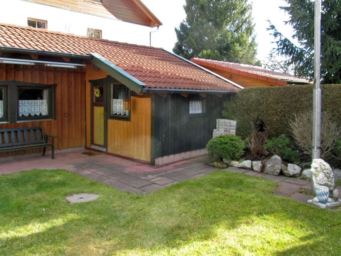 2-Zi. Gartenwohnung + Nebengebäude (vermietet) v. Privat o. Provision – Garten mit Nebengebäude