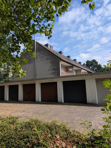 Well-maintained end-of-terrace house in a quiet cul-de-sac with garage – Garage