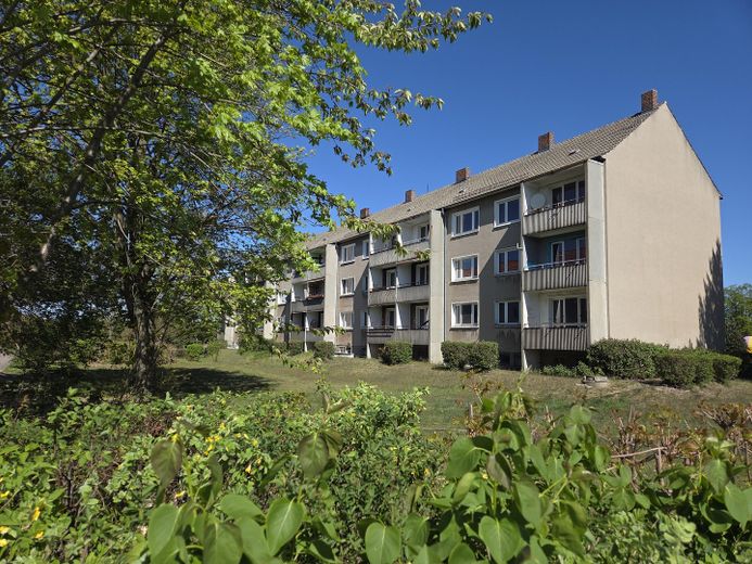 Von Privat: Mehrfamilienhaus mit 24WE in Gemeindekern von 02959 Schleife – MFH Rückseite