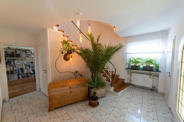 Im Grünen leben - mitten im Zentrum (maklerfrei)  - inkl. 85qm Einliegerwohnung – Flur EG