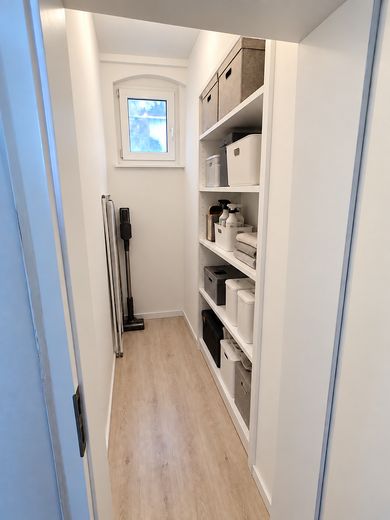 Schöne, modern renovierte 4-Zimmer-Wohnung zu vermieten – Praktischer Abstellraum