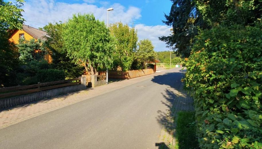 Straße m. Blick auf Grundstück