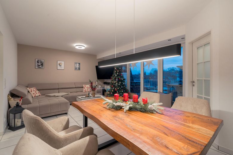 Wohnzimmer u. Esszimmer