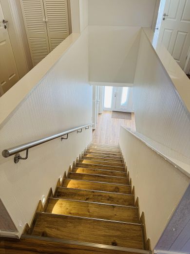 helle Massivtreppe