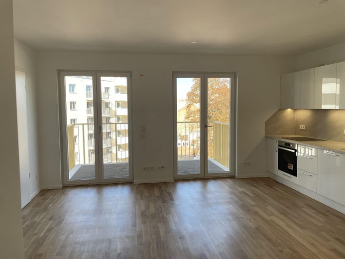 Wohnzimmer - Blick zum Balkon