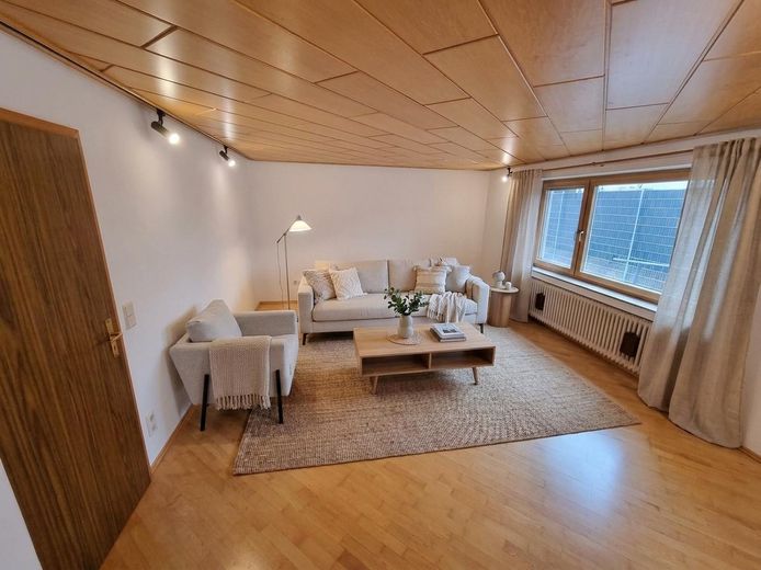 Großzügiges Einfamilienhaus mit 4 Garagen – Provisionsfrei – Ideal für große Familien – EG Wohnzimmer KI-generiert