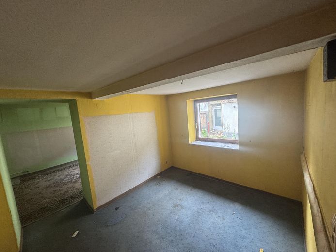 केंद्रीय स्थान में संभावनाओं वाला बहु-परिवारिक मकान – 180m², 11 कमरे – Wohnen
