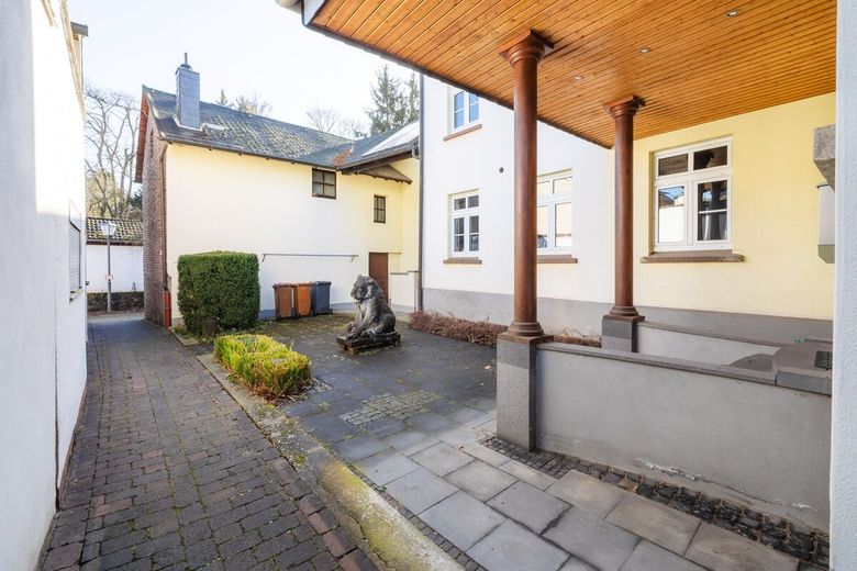 Historische Villa mit Rheinblick, Nebenhaus und Parkanlage in Erpel! – Hof zum Haupt- und Nebeneingang
