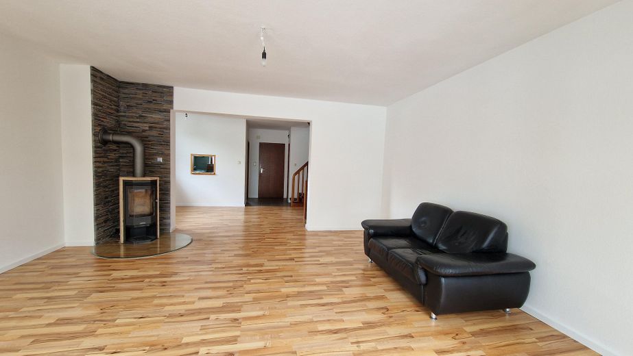 Casa a schiera di testa con camino e moderno impianto di riscaldamento ibrido a gas a Berlino-Rudow – Wohnzimmer