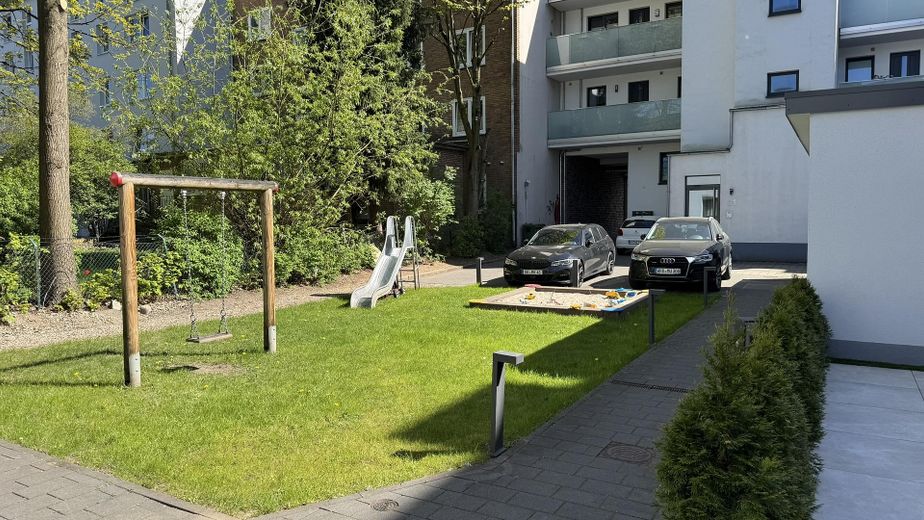 Garten und Parkplatz