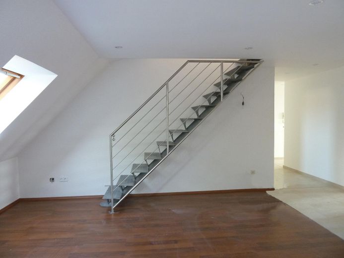 Wohnzimmer mit Treppe