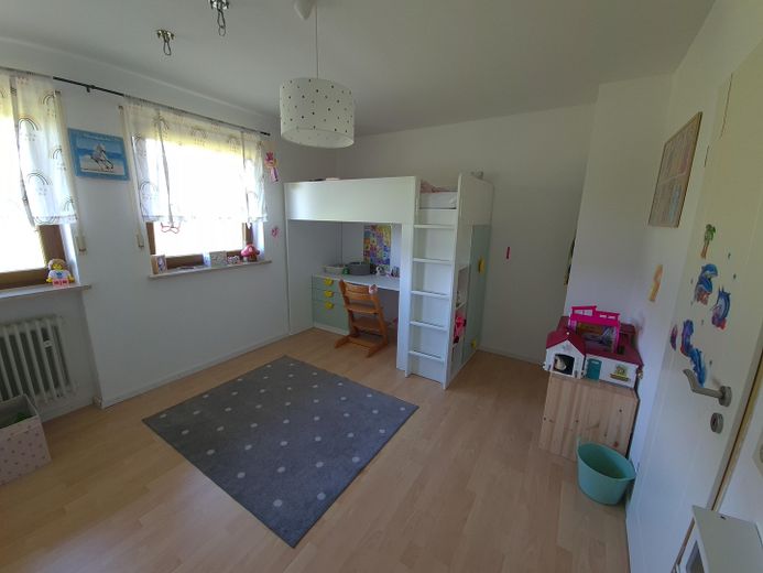 Zeer goed onderhouden, gemoderniseerde tussenwoning met tuin op het zuiden – Kinderzimmer OG